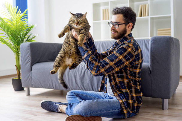Man with a cat - Фото, зображення