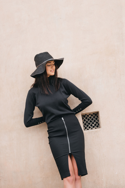 woman in black clothing with hat - Zdjęcie, obraz
