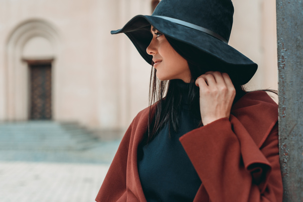 woman in stylish coat and hat - Foto, Imagen