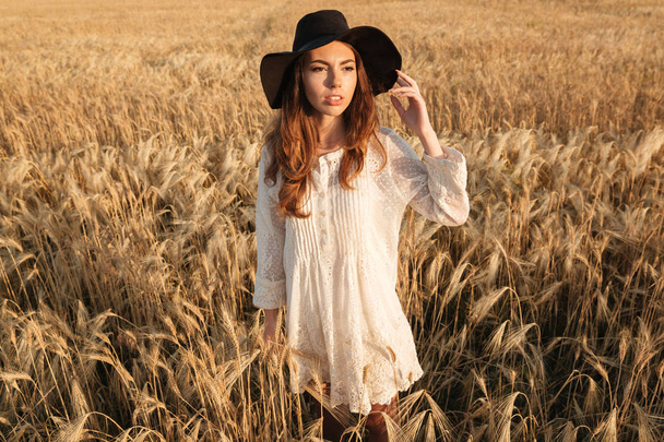 Gorgeous young woman standing in the field - Foto, Imagen