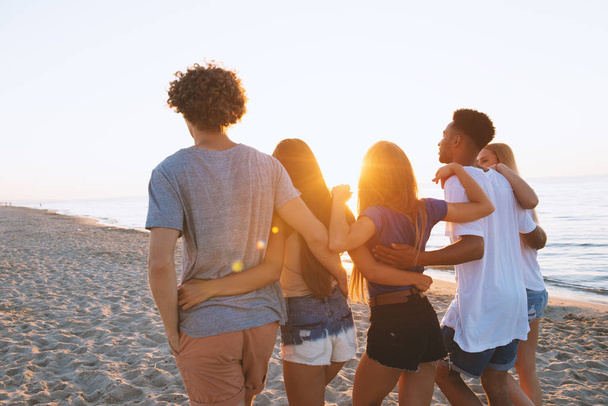 Grupo de amigos felizes se divertindo na praia do oceano
 - Foto, Imagem