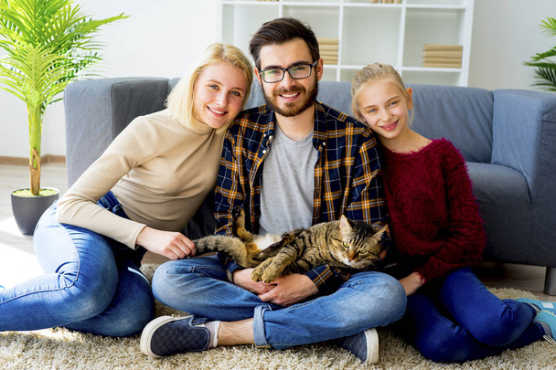 Family with a cat - Fotoğraf, Görsel