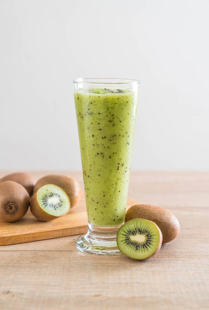 Healthy fresh kiwi smoothie in glass - Zdjęcie, obraz