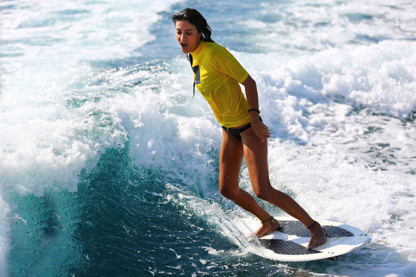 junges Mädchen surft auf den Wellen. - Foto, Bild
