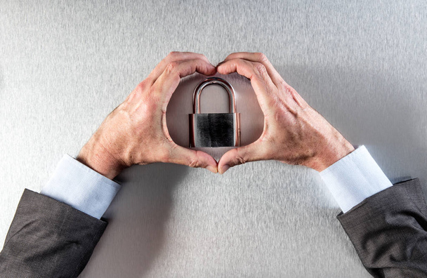 protecting businessman hands in love with data security core symbol - Zdjęcie, obraz