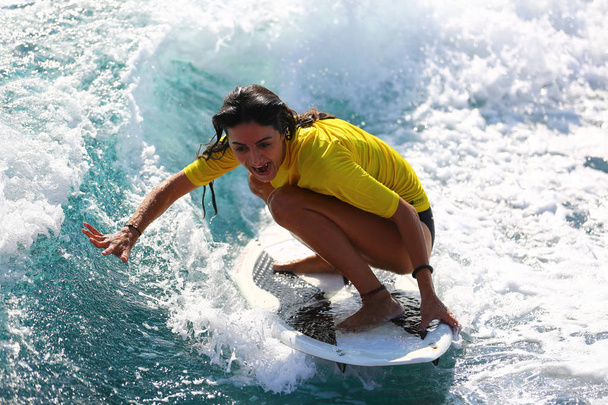 Chica joven surfeando en las olas
. - Foto, imagen