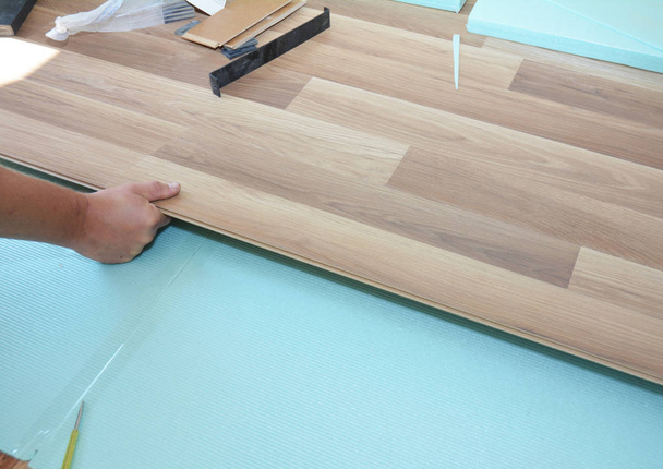 木製のインストール業者積層断熱材と床材と防音シート.  - 写真・画像