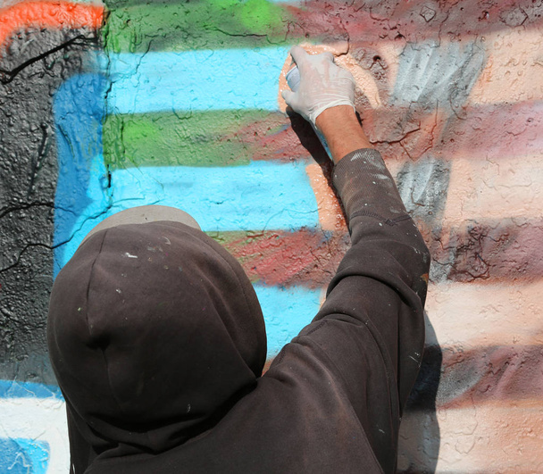 escritor com sujo pintado sweatshirt pintura de uma parede
 - Foto, Imagem
