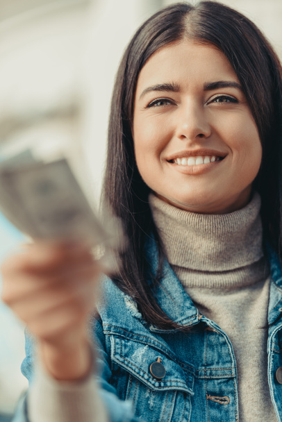 woman paying with cash - Foto, Bild