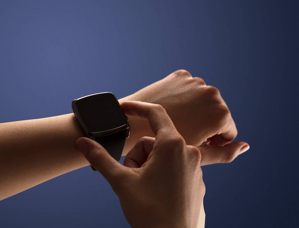 Close up female hand with balck smartwatch screen - Fotoğraf, Görsel