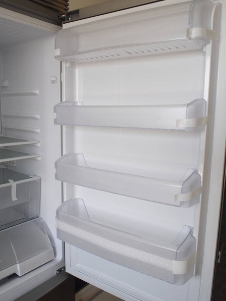 Bianco vuoto dentro il frigorifero
 - Foto, immagini