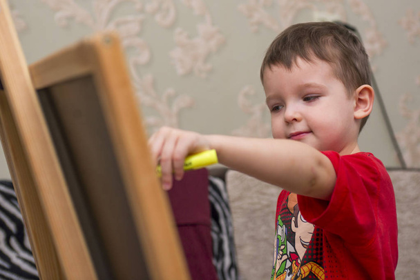 Дитина малює на дошці
 - Фото, зображення