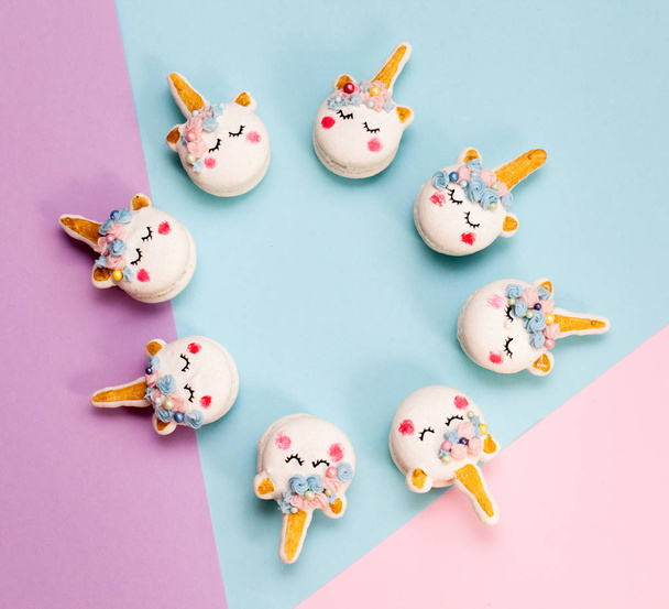 Biscotti macaron unicorno su sfondo geometrico pastello
 - Foto, immagini