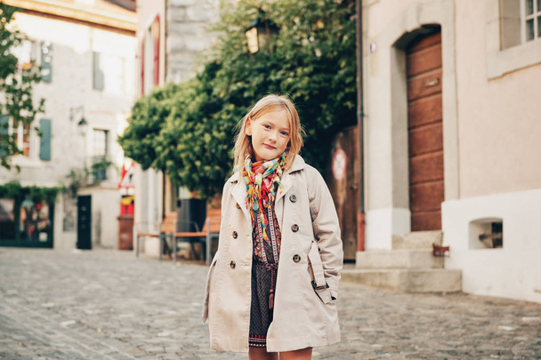 Εξωτερική μόδα πορτρέτο του 8-9 χρονών hipster κορίτσι φορώντας κομψή καμπαρντίνα - Φωτογραφία, εικόνα