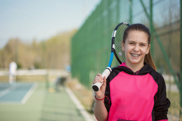 Girl With Braces Holding Racket - Foto, immagini