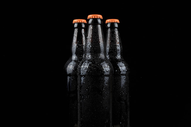 Gocce d'acqua sulle bottiglie di birra fredda
 - Foto, immagini