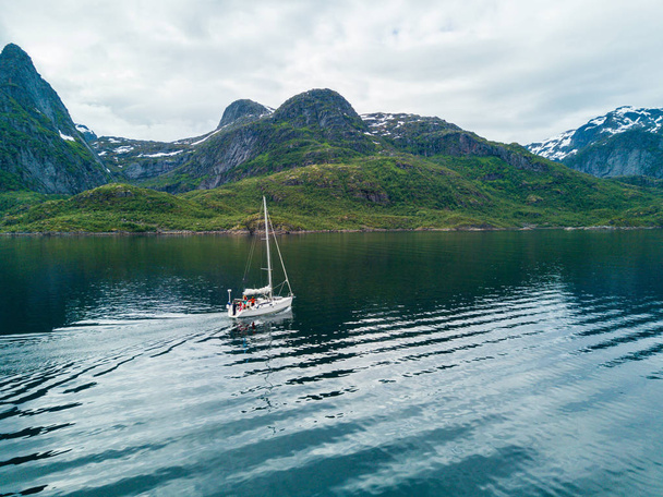 Letecký pohled na vyplutím jachty v Norsku - Fotografie, Obrázek