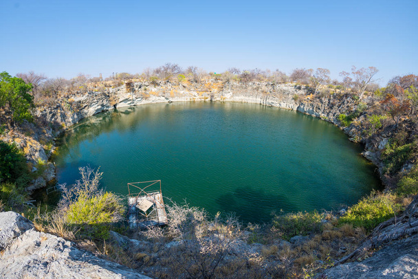 otjikoto see, einer der einzigen zwei permanenten natürlichen seen in namibia, berühmtes reiseziel in afrika. Ultraweite Sicht. - Foto, Bild