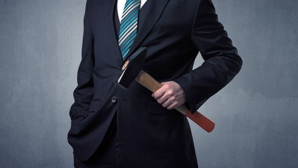 Бизнесмен стоит с инструментом на руке
 - Фото, изображение