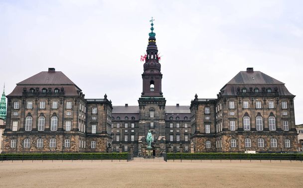 Pohled zepředu Christianborg palác v Kodani, Dánsko - Fotografie, Obrázek