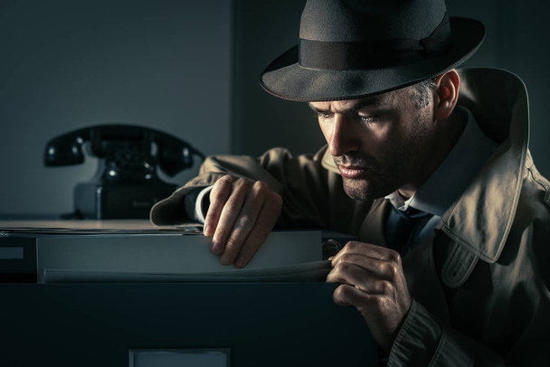 Undercover spy stealing files - Valokuva, kuva
