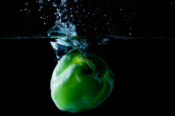 Green Bell Sweet Pepper Droped Into Water - Foto, afbeelding
