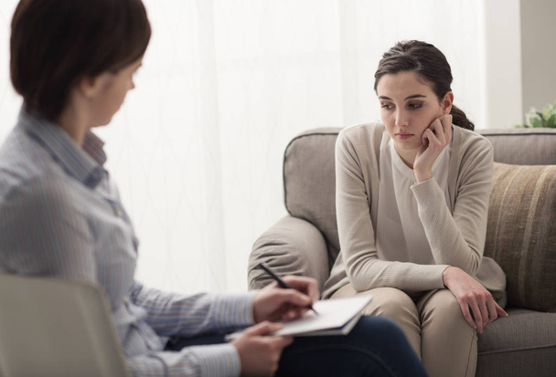 Psychologist listening to her patient - Foto, Bild