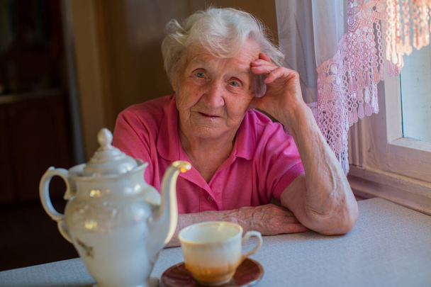 женщина с чайником и чашкой чая
 - Фото, изображение