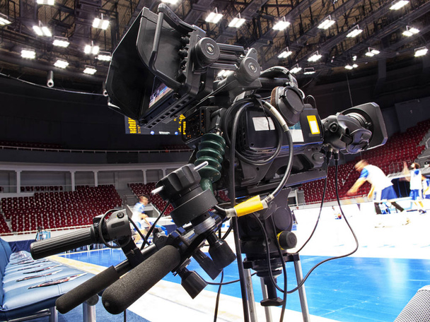 Profi-Kamera mit Mikrofon bei Basketballspiel im modernen Stadion - Foto, Bild
