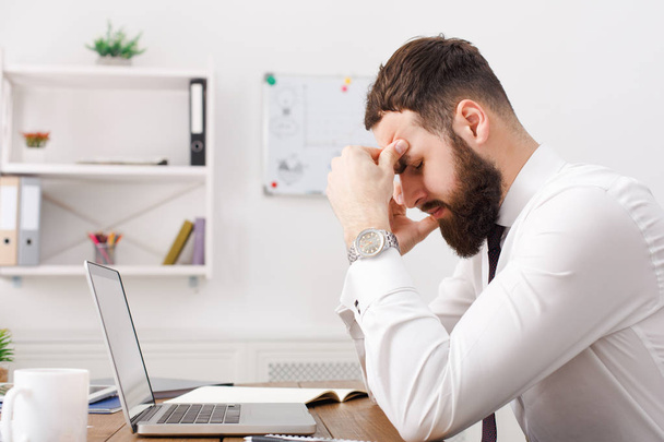 Fiatal kimerült üzletember fehér irodai megoldás gondolkodás - Fotó, kép