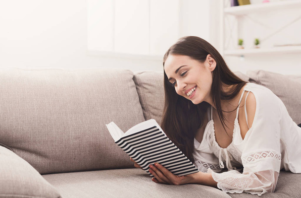 Beautiful woman reading a book - Foto, Imagem