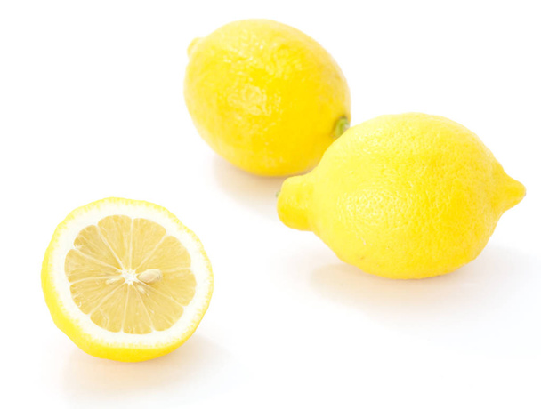 čerstvé zralé citrony - Fotografie, Obrázek