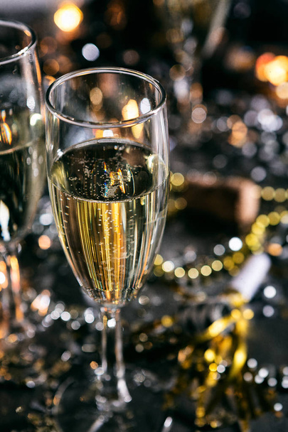 新年の乾杯に新年: 陽気なシャンパン - 写真・画像