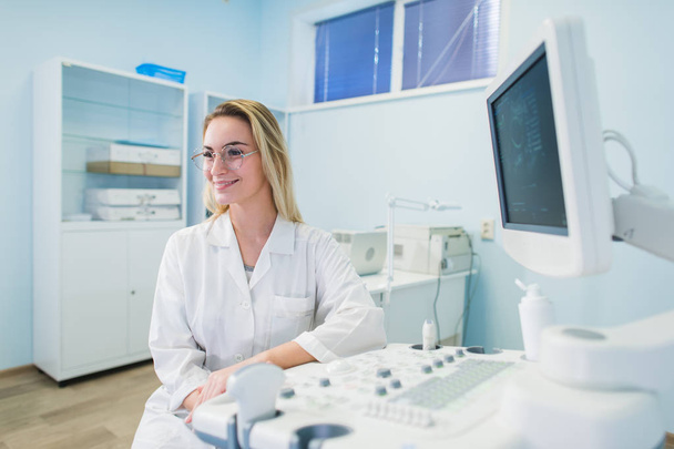 portrait of young female dentist in office - Foto, afbeelding