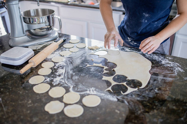 Jonge vrouw handen maken sommige vareniks, handgemaakt - Foto, afbeelding