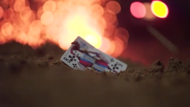 Kartenjack im Sand. Filmmaterial. Käfer kriechen auf Karte ist Buchse, Feuer auf dem Hintergrund. abstrakte Spielkarte auf dem Boden. alte Spielkartenbuchse - Filmmaterial, Video