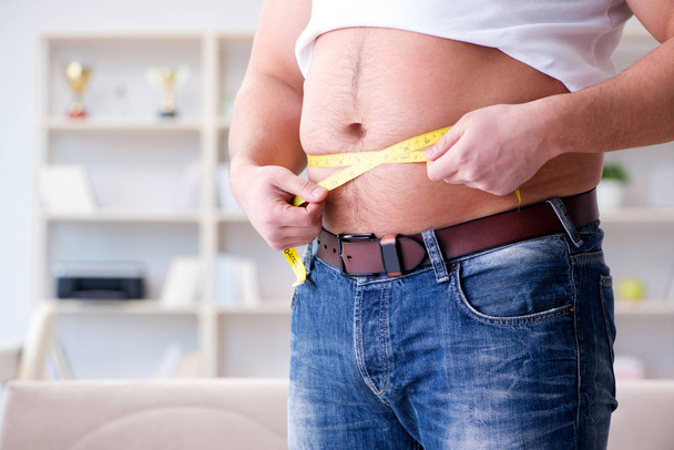 Man die lijdt aan extra gewicht in dieet concept - Foto, afbeelding