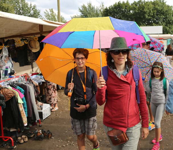 şemsiye ile pazara yürüme aile - Fotoğraf, Görsel
