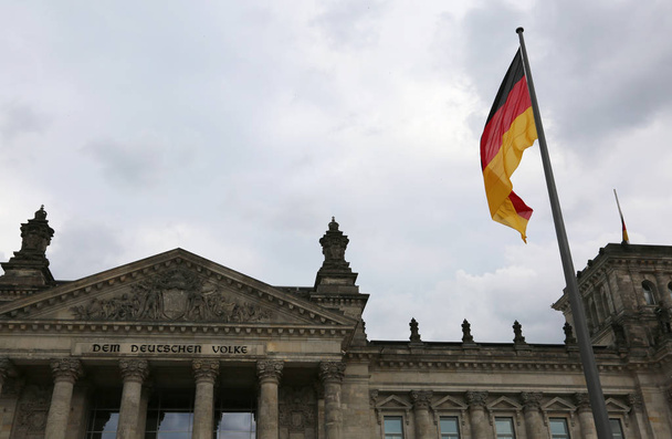 Reichstag in Berlin mit großer Fahne. die große Widmung - Foto, Bild