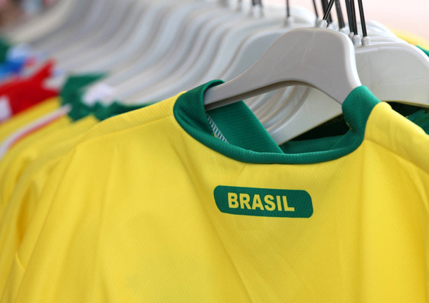 Fußball-T-Shirts mit dem Schriftzug Brasil, was Brasilien bedeutet - Foto, Bild