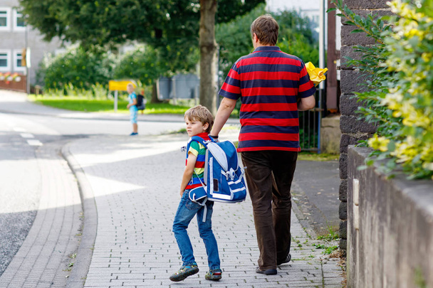 junger Vater bringt Kind, kleiner Junge am ersten Tag zur Schule - Foto, Bild
