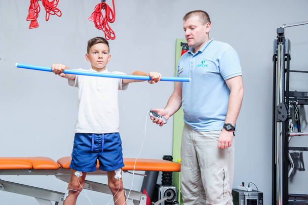 Work with the patients of spine reabilitation center - Zdjęcie, obraz