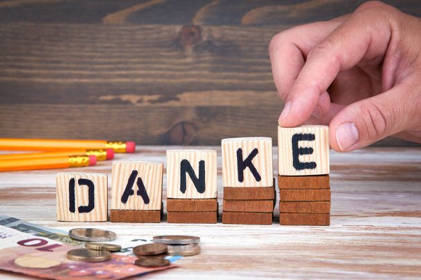 Concept Danke. Lettres en bois sur le bureau, information et communication
 - Photo, image