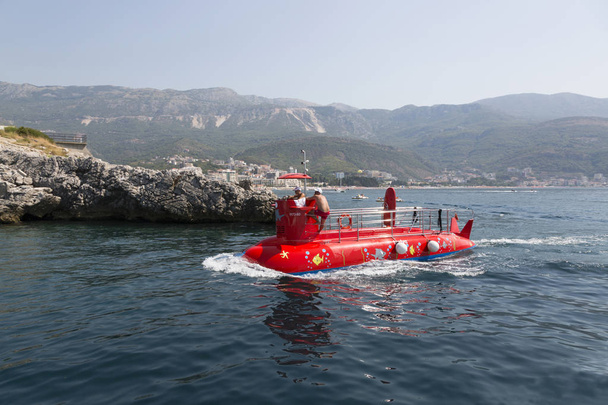 Pleziervaartuigen in de vorm van een onderzeeër voor de kust van Budva, Montenegro. - Foto, afbeelding