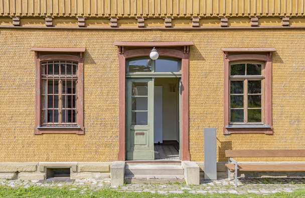 fachada de la casa histórica con entrada y ventanas
 - Foto, Imagen