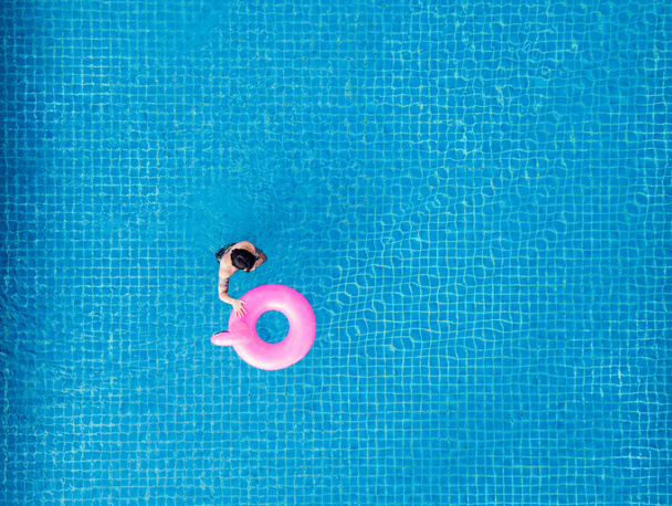 Luftaufnahme, ein Mann im Schwimmbad im Sommer - Foto, Bild