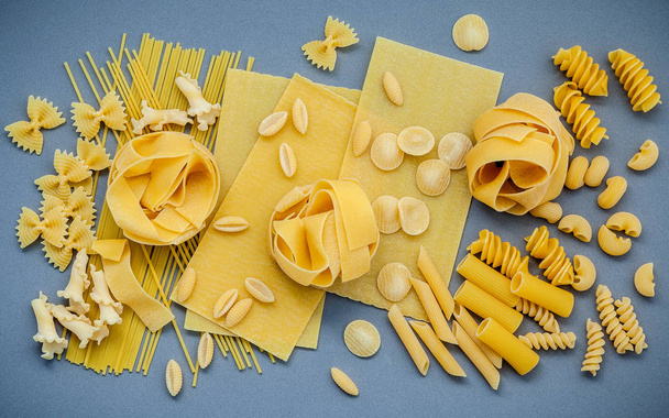  Italské potraviny koncept a menu design. Různé typy těstovin  - Fotografie, Obrázek