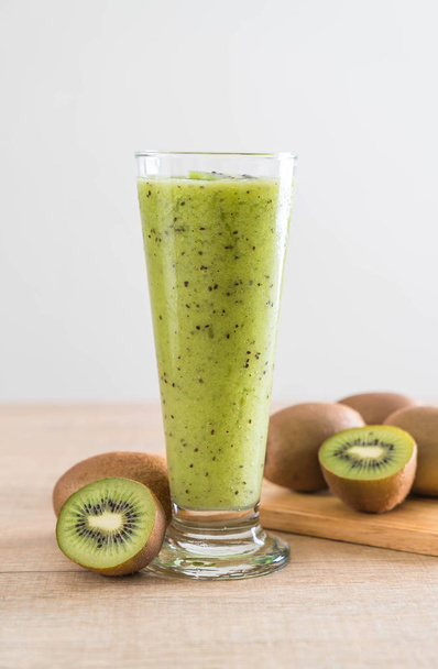 Healthy fresh kiwi smoothie in glass - Foto, afbeelding