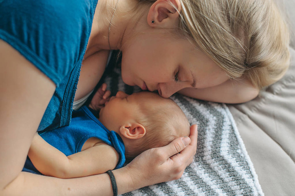 Newborn baby in mom's arms - Valokuva, kuva