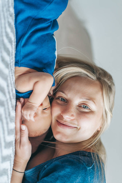 Newborn baby in mom's arms - Фото, зображення